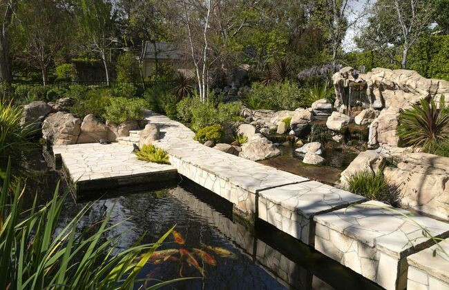 Những khu vườn tại dinh thự đều được cắt tỉa cẩn thận bởi hàng trăm nhân viên, tạo nên những khu đất giống như công viên.