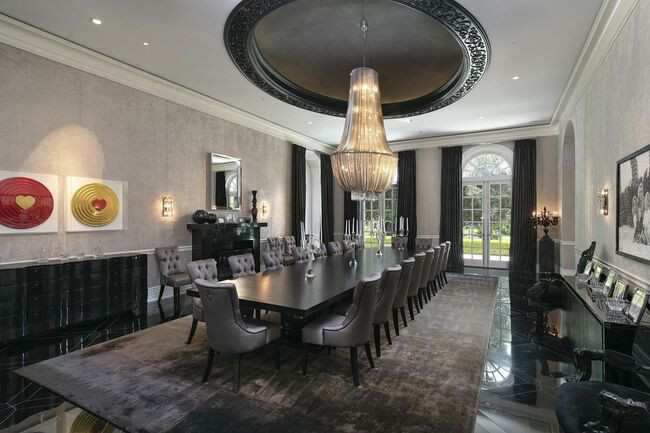 Phòng ăn có sức chứa 100 người được thiết kế hoàn toàn từ gỗ quý Tây Âu và đá quý Nam Mỹ. Ngoài ra, dinh thự còn sở hữu một nhà ăn với sức chứa 800 người.