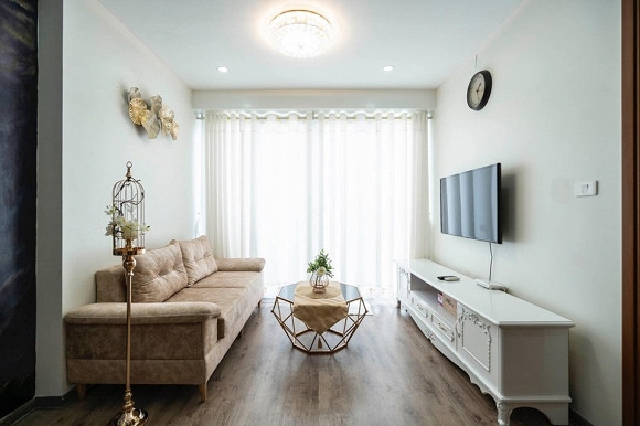 Nói thật em thấy số mình quá may mắn khi có người bạn như MC Minh Hà. Má ấy chăm chút cho nhà em như nhà má ấy luôn. Từ bộ sofa đên tất tần tật các đồ deco trong nhà đều là má ấy đưa em đi mua. Thậm chí đến cái ga giường cũng là cho em rất cẩn thận. Góc nào trong ngôi nhà này cũng có bàn tay của má ấy luôn. Cuối cùng là cảm ơn anh, chồng em. Đã chiều vợ thi công toàn bộ phần trang trí cho nhà. Toàn bộ bu lông ốc vít đều là chồng em đóng luôn các chế ạ...Đùa chứ giờ ngồi ngắm ngôi nhà không thôi em thấy hạnh phúc".