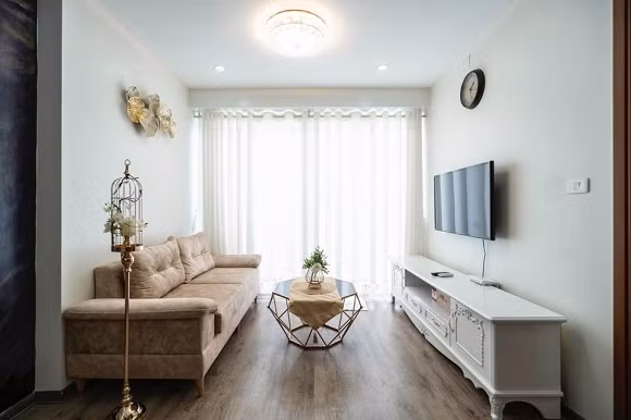 Nói thật em thấy số mình quá may mắn khi có người bạn như MC Minh Hà. Má ấy chăm chút cho nhà em như nhà má ấy luôn. Từ bộ sofa đên tất tần tật các đồ deco trong nhà đều là má ấy đưa em đi mua. Thậm chí đến cái ga giường cũng là cho em rất cẩn thận. Góc nào trong ngôi nhà này cũng có bàn tay của má ấy luôn. Cuối cùng là cảm ơn anh, chồng em. Đã chiều vợ thi công toàn bộ phần trang trí cho nhà. Toàn bộ bu lông ốc vít đều là chồng em đóng luôn các chế ạ...Đùa chứ giờ ngồi ngắm ngôi nhà không thôi em thấy hạnh phúc".