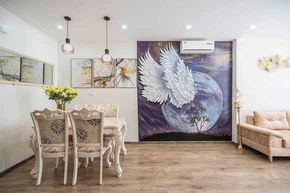 Không gian phòng khách nối liền bàn ăn trong căn hộ tại Bãi Cháy của Nguyễn Diễm Hương.