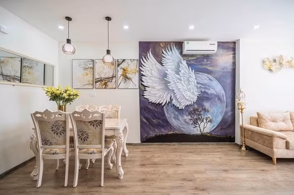 Không gian phòng khách nối liền bàn ăn trong căn hộ tại Bãi Cháy của Nguyễn Diễm Hương.