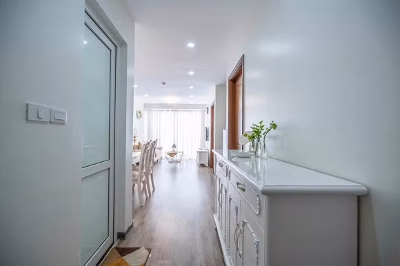 Mới đây, nữ diễn viên gây chú ý khi khoe căn hộ của tại Bãi Cháy, Quảng Ninh: "Thông báo với cả nhà đây là căn hộ tại Bãi Cháy của em ạ.Tâm huyết gần tháng trời hôm nay em mới khoe đây ạ! Người ta nói mua nhà là phải có duyên... và em thấy đúng là như vậy. Thật sự em chỉ nghĩ có 1 căn nhà ở biển cũng hay. Buồn phi xuống chơi, không ở thì cho thuê homestay cũng được. Dưng cơ mà đã cho thuê thì phải làm nhà thật đẹp để ai đến cũng sẽ nhớ và thế là công cuộc trang trí nhà của em bắt đầu.