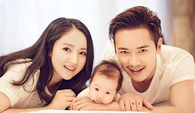 Hạnh phúc gia đình của Đổng Tuyền lao đao khi chồng cô bị bắt vì cáo buộc cưỡng hiếp tập thể tại Australia vào tháng 3/2018. Cao Vân Tường đã gọi một cô gái 36 tuổi tới phòng khách sạn và giở trò đồi bại. Đổng Tuyền khi đó đã vay mượn khắp nơi, thế chấp tài sản, gom góp được 3 triệu USD để bảo lãnh cho Cao Vân Tường được tại ngoại. Sau đó, cô còn bỏ cả công việc đưa con gái và mẹ chồng sang Australia để ở bên chồng, theo đuổi vụ kiện. Khi chồng bị giam lỏng tại Australia, Đổng Tuyền về Trung Quốc tích cực hoạt động nghệ thuật để kiếm tiền chăm sóc con gái và theo dõi vụ kiện.