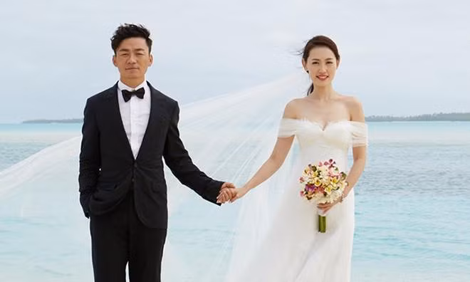 Vương Bảo Cường và Mã Dung: Cặp đôi kết hôn vào năm 2011 và có 2 người con, một gái, một trai. Cả hai không ít lần xuất hiện trên truyền hình với hình ảnh gia đình hạnh phúc. Tuy nhiên, đến tháng 8/2016, "Ảnh đế Trung Quốc" đau đớn tiết lộ anh đã bắt quả tang Mã Dung ngoại tình với quản lý lâu năm của mình. Không chỉ vậy, vợ cũ và quản lý còn thông đồng chiếm đoạt tài sản, sang nhượng tên nhiều giấy tờ quan trọng của Vương Bảo Cường.