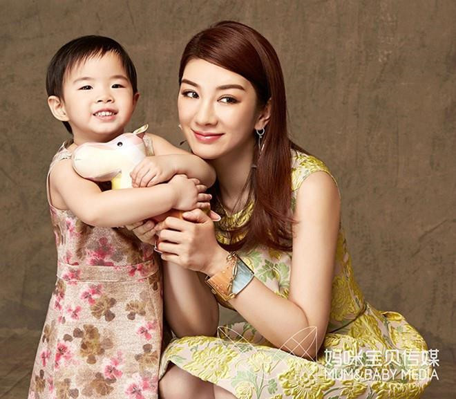 Huỳnh Nghị Thanh tố vợ là người giả tạo, ngoại tình. Trong khi đó, nữ diễn viên gọi chồng là kẻ bẩn thỉu, có nhiều cuộc tình một đêm trong thời gian cô mang thai. Huỳnh Dịch sau vụ ly hôn cũng bị công chúng quay lưng. Sự nghiệp đang nở rộ của Huỳnh Dịch trở về con số không. Nhiều năm qua, sự nghiệp của nữ diễn viên hoàn toàn mờ nhạt trong giới showbiz Hoa ngữ.