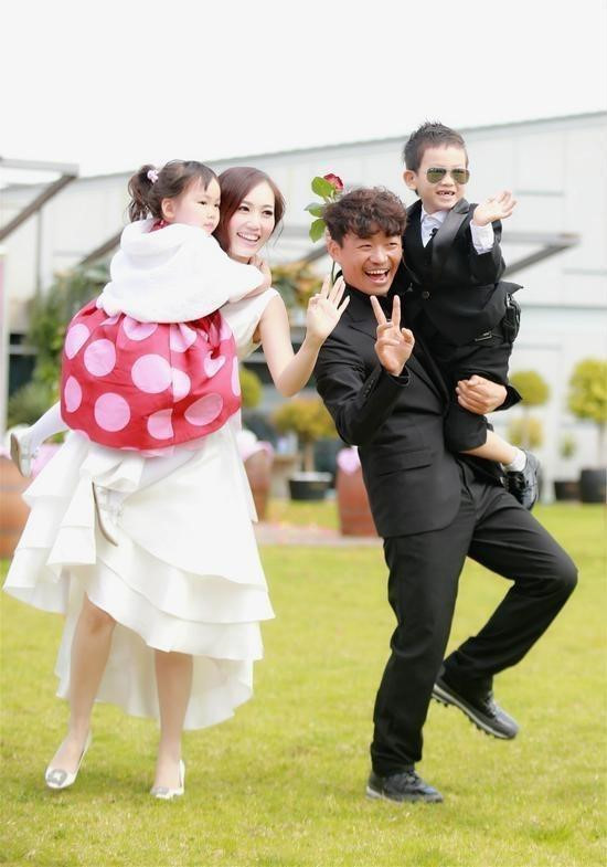 Sau đó, Vương Bảo Cường quyết định ly hôn Mã Dung. Truyền thông Trung Quốc đưa tin Mã Dung còn đến nhà Vương Bảo Cường ăn vạ, dàn cảnh là nam diễn viên đã bạo hành cô nhằm bôi nhọ danh dự nam diễn viên. Sina cho biết sau khi ly hôn Mã Dung có cuộc sống rất thảnh thơi, thường xuyên khoe ảnh đi du lịch đây đó nhờ số tiền được chia từ khối tài sản chung và trợ cấp nuôi con hàng tháng của Vương Bảo Cường. Trong khi đó, sự nghiệp của Vương Bảo Cường đang có dấu hiệu đi xuống sau bê bối ngoại tình của vợ cũ.