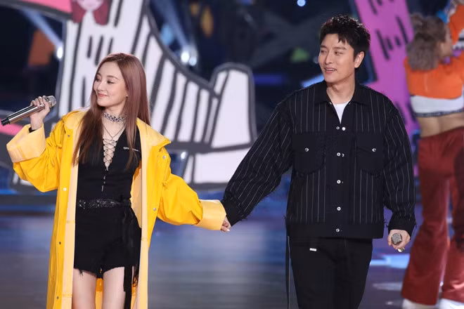 Giã Nãi Lượng và Lý Tiểu Lộ: Giả Nãi Lượng và Lý Tiểu Lộ được xem là một gia đình mẫu mực trong làng giải trí Hoa ngữ. Cả hai hiếm khi vướng vào những lùm xùm tình ái và luôn giữ gìn hình ảnh gia đình hạnh phúc. Ngày cầu hôn, Giả Nãi Lượng từng quỳ xuống ngỏ lời hỏi cưới Lý Tiểu Lộ trên sóng truyền hình. Hôn nhân của họ đối diện rạn nứt vì bê bối ngoại tình. Năm 2018, Lý Tiểu Lộ bất ngờ bị tung ra những bằng chứng qua đêm tại nhà của chàng rapper PGone. Giả Nãi Lượng sau đó ngầm thừa nhận việc vợ ngoại tình.