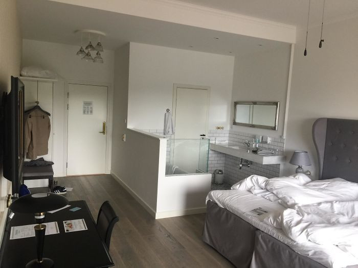 Không hiểu tại sao phòng tắm lại được thiết kế giữa phòng.