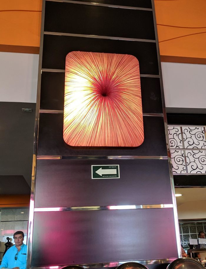 Một bức tranh trang trí ở khu vực nhà ăn khách sạn.