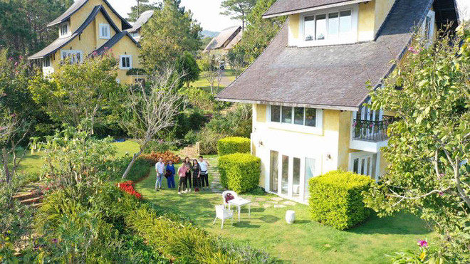 Cũng trong dịp Tết, gia đình họ cùng nhau lên Đà Lạt nghỉ dưỡng trong một căn biệt thự xanh mướt cỏ cây hoa lá, khá bình yên và sang trọng.