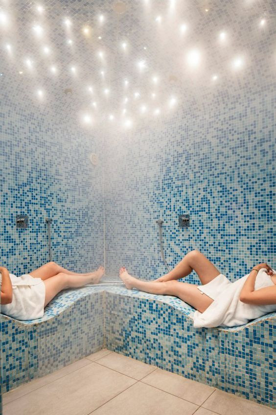 Nằm xuống thư giãn hoặc tắm hơi trong phòng xông hơi có bệ hình chữ S thông minh.