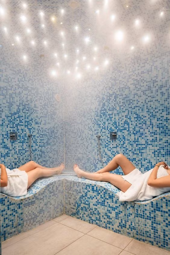 Nằm xuống thư giãn hoặc tắm hơi trong phòng xông hơi có bệ hình chữ S thông minh.