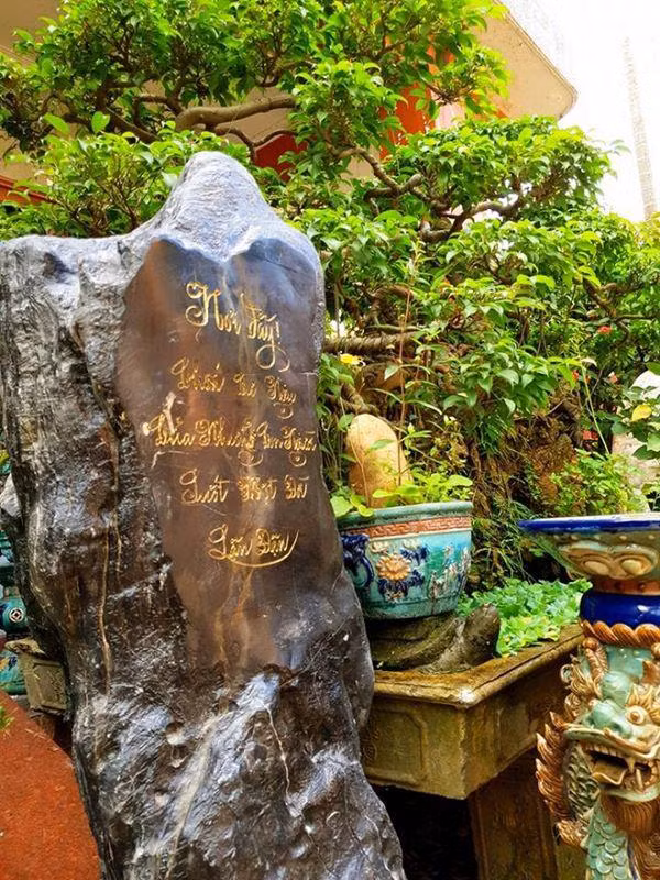 Những món đồ này được trưng bày khắp căn phòng. Nhìn thôi cũng đủ biết căn nhà này giá trị thế nào.