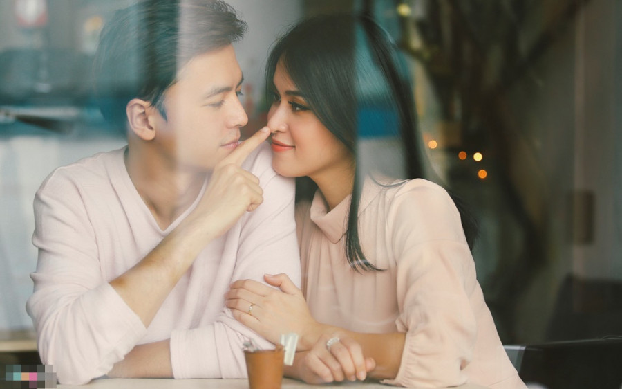 Câu chuyện tình cảm bình dị và cuộc hôn nhân không ồn ào là điều khó tìm thấy giữa showbiz đầy rẫy cám dỗ và thị phi. Nhìn lại chặng đường ba năm bên nhau của Văn Anh – Tú Vi, nhiều người không khỏi trầm trồ bởi sự tổ ấm bình yên mà hai người đã cùng nhau gây dựng.