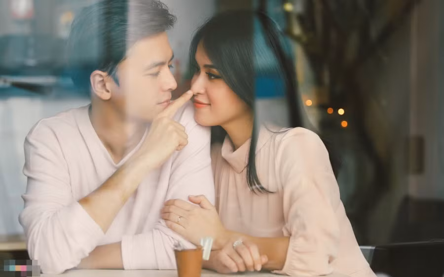 Câu chuyện tình cảm bình dị và cuộc hôn nhân không ồn ào là điều khó tìm thấy giữa showbiz đầy rẫy cám dỗ và thị phi. Nhìn lại chặng đường ba năm bên nhau của Văn Anh – Tú Vi, nhiều người không khỏi trầm trồ bởi sự tổ ấm bình yên mà hai người đã cùng nhau gây dựng.