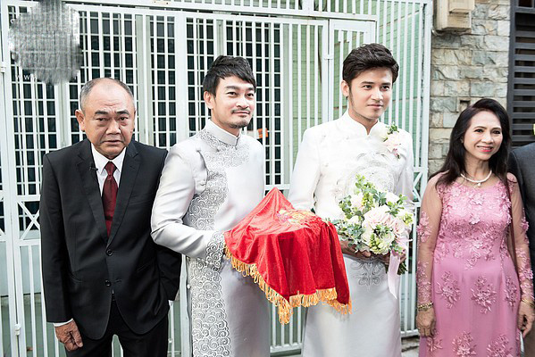 Trong khi đó, phía nhà trai chủ hôn sẽ là nghệ sĩ Việt Anh và Quốc Thái đảm nhận trọng trách rể phụ.