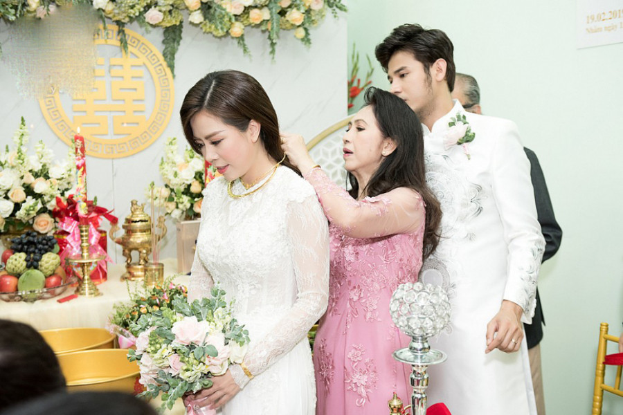 Vũ Ngọc Ánh được mẹ chồng trao khá nhiều trang sức vàng.