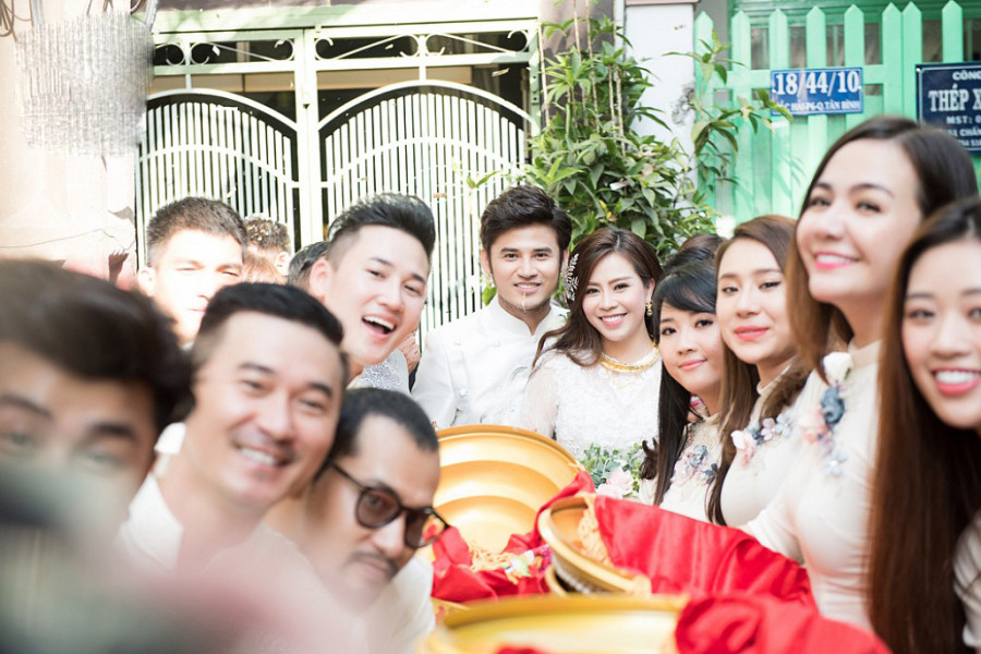 Vũ Ngọc Ánh được khán giả màn ảnh nhỏ biết tới qua các vai diễn hiền lành, cam chịu trong các phim Kính vạn hoa, Lao công bí ẩn, Mùi đời... Mới đây, cô hóa thân vào vai Lam trong phim truyền hình Gạo nếp gạo tẻ. Nhân vật phản diện này gây nhiều bức xúc cho khán giả khi liên tục tống tiền Nhân, làm xáo trộn tình cảm vợ chồng Minh. Trong khi đó, Anh Tài chuyên trị những vai phản diện. Anh từng đóng Quý cô tuổi Dần, Lốc xoáy tình yêu, Những ngọn nến trong đêm 2, Trở về 3...