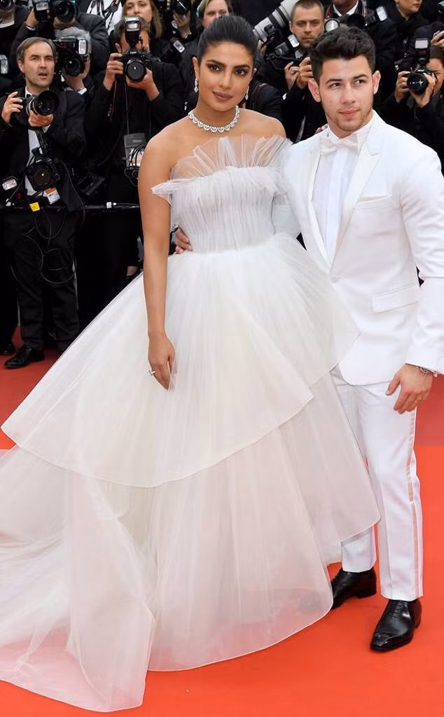 Hoa hau The gioi 2000 vuot qua dinh kien lay chong kem 10 tuoi