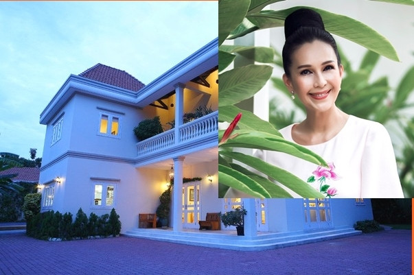 Phòng khách rộng rãi, tràn đầy ánh sáng làm tăng thêm vẻ sang trọng, trang nhã. Những tấm rèm cửa treo nơi cửa sổ phòng khách cũng làm tăng thêm thẩm mỹ nghệ thuật khi mang một màu trắng ngà tiệp với màu trắng sứ của sơn tường và những cánh cửa. Căn nhà màu trắng có thiết kế tinh tế, sang trọng theo đúng phong cách châu Âu. Khoảng sân vườn với nhiều loại cây cảnh. Thảm cỏ xanh non mát mắt bên hông nhà tạo cảm giác bình yên, trong lành, sảng khoái.