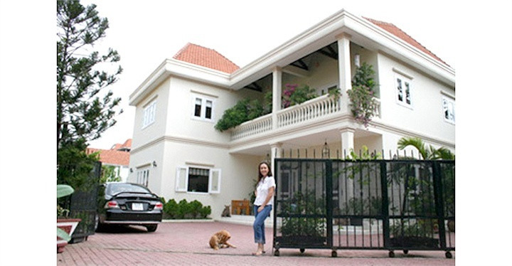 Không gian cổ tích của các cô công chúa nhỏ, Thùy My và Quế My ngập tràn một màu hồng ngọt ngào, tường nhà màu tím hồng cùng tông màu.