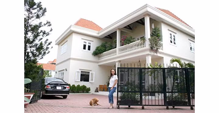 Không gian cổ tích của các cô công chúa nhỏ, Thùy My và Quế My ngập tràn một màu hồng ngọt ngào, tường nhà màu tím hồng cùng tông màu.