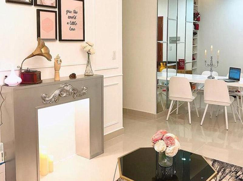 Được biết, nơi ở của Thúy Vi có 2 phòng ngủ, nằm tại quận 8,TP. HCM; có giá trị hơn 1,8 tỷ đồng. Nhìn chung, nơi này được thiết kế theo phong cách tân cổ điển với gam màu trắng là chủ đạo, hầu hết các đồ đạc bên trong đều rất tiện nghi, sang trọng nhưng cũng năng động như chính con người của nữ chủ nhân.