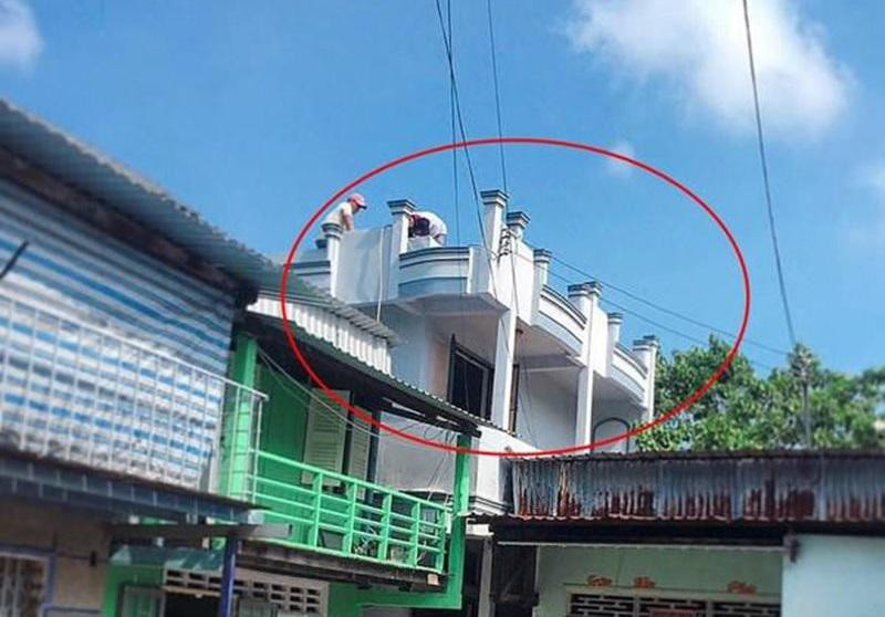 Ngoài ra, Thúy Vi cũng chi tiền sửa lại nhà cho bố mẹ khi bị chỉ trích là sống sung sướng trong khi ở quê gia đình lại nghèo nàn, tù túng.