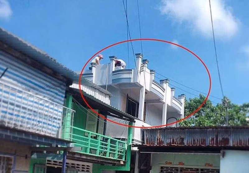 Ngoài ra, Thúy Vi cũng chi tiền sửa lại nhà cho bố mẹ khi bị chỉ trích là sống sung sướng trong khi ở quê gia đình lại nghèo nàn, tù túng.