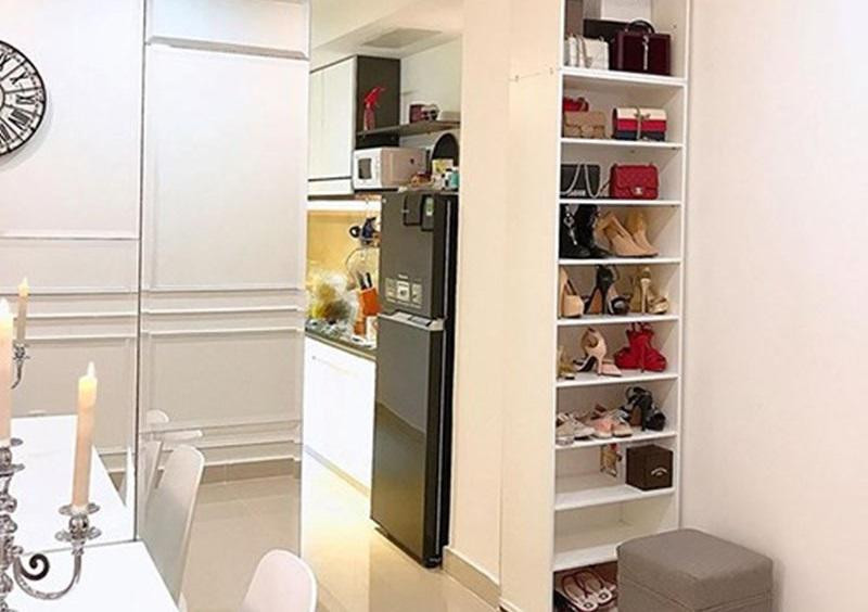 Bên ngoài, còn có một bàn ăn dài, đây là nơi cô nàng thiết đãi bạn bè hay quây quần mỗi dịp bố mẹ lên thăm.