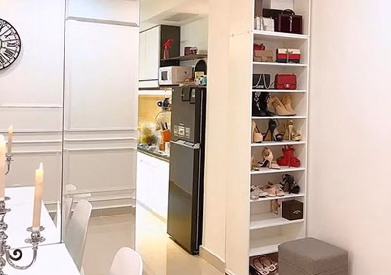 Bên ngoài, còn có một bàn ăn dài, đây là nơi cô nàng thiết đãi bạn bè hay quây quần mỗi dịp bố mẹ lên thăm.