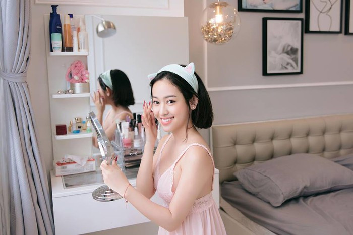 Trước đây, Thúy Vi từng khẳng định căn hộ này là công sức mồ hôi cô tích góp suốt 1 năm từ khi lên Sài Gòn. Nhưng sau đó trong một bài phỏng vấn, “hotgirl thị phi” lại tuyên bố căn hộ hơn 2 tỷ mới tậu là do bạn trai mua tặng.