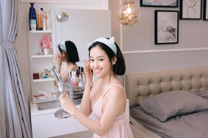 Trước đây, Thúy Vi từng khẳng định căn hộ này là công sức mồ hôi cô tích góp suốt 1 năm từ khi lên Sài Gòn. Nhưng sau đó trong một bài phỏng vấn, “hotgirl thị phi” lại tuyên bố căn hộ hơn 2 tỷ mới tậu là do bạn trai mua tặng.