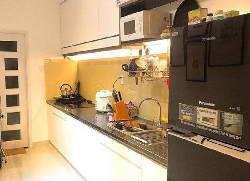 Căn bếp đơn giản, nhỏ nhưng đầy đủ và ấm cúng.