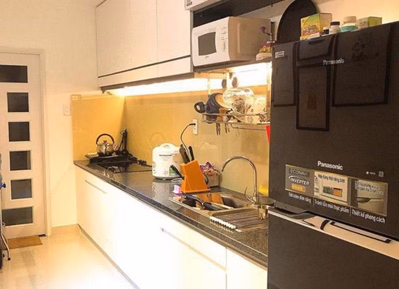 Căn bếp đơn giản, nhỏ nhưng đầy đủ và ấm cúng.