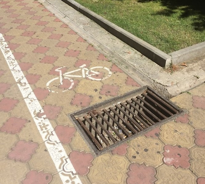 8. Xe đạp + Cống nước = Thảm họa