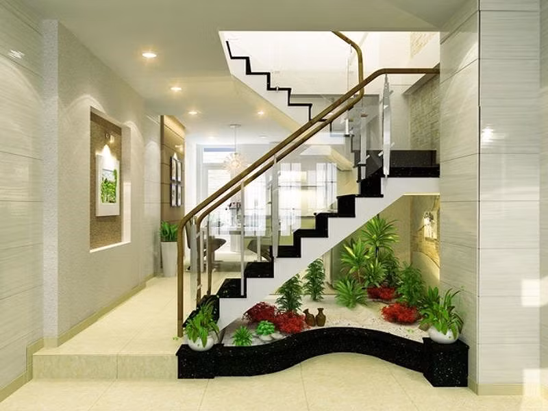 Trang trí cây cảnh phù hợp ở chân cầu thang giúp mang lại vận may cho gia chủ. Ảnh: Internet