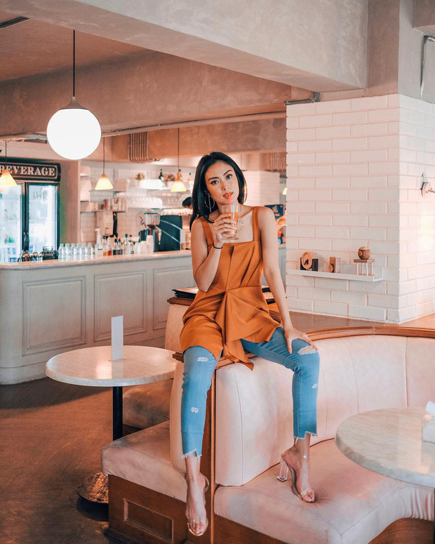 Với gam màu đặc biệt này, những thiết kế điệu đà đến mấy cũng không bị bánh bèo, đơn giản đến mấy cũng không hề mờ nhạt. Sang chảnh một chút, bạn có thể chọn một thiết kế áo thắt eo không tay mix cùng quần jeans rách bịu bặm, nhưng nếu thích sự nhẹ nhàng sâu lắng của style vintage cổ điển thì sơmi trơn màu cùng jeans ống loe đích thực là combo dành riêng cho bạn lúc này.