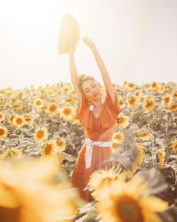 Không nổi như màu vàng nhưng cam cháy vẫn có thể giúp bạn có được những bức hình du lịch ảo đến bất ngờ. Vậy nên nếu màu vàng đã trở nên quá quen mắt thì hãy chuyển sang màu cam cháy để thêm điểm nhấn cho những bức hình "sống ảo" của mình nhé.