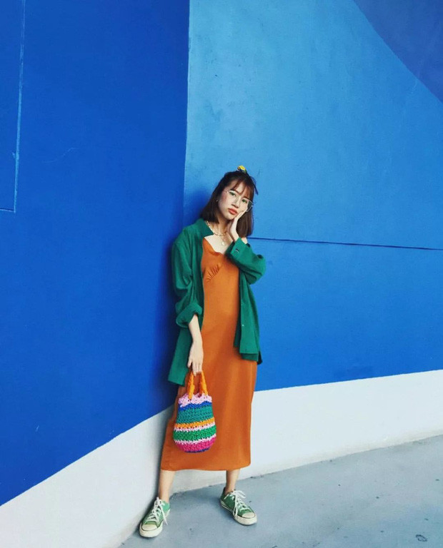 Nhất là với những thiết kế slipdress trơn màu tối giản, tông màu này lại càng có sức hút hơn cả. Các nàng hoàn toàn có thể cực cá tính, nổi bật khi khoác ngoài với sơmi oversized hoặc thanh lịch, kín đáo với một thiết kế blazer kẻ cổ điển đến công sở mỗi ngày.