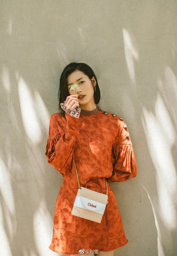 Chính vì sắc độ nổi bật mà không nhức nhối, nền nã cũng vẫn cá tính sang chảnh của cam cháy mà ngay cả những thiết kế jumpsuit, váy liền hay đồ cả cây... cũng không bị làm quá.