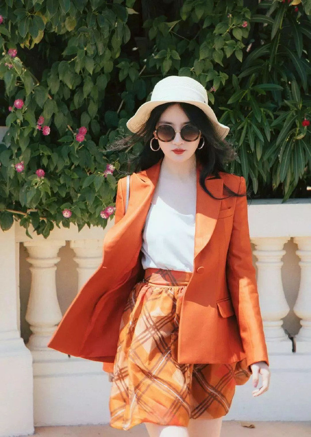 Không thể phủ nhận, màu vàng chính là gam màu hot nhất hè năm nay, nó hot đến nỗi đi đến dâu cũng bắt gặp, không kể những chuyến du lịch hè lên rừng hay xuống biển, hay chỉ đơn giản là đi làm đi chơi thường ngày. Một gam màu đủ sức làm sáng bừng tất thảy mọi thứ xung quanh chỉ bằng một nhấn nhá rất đơn giản. Vẫn biết là màu vàng đang rất hot nhưng đừng chỉ tập trung vào mỗi gam màu chói lòa này mà bỏ qua một tông màu nổi không kém. Tuy sắc độ không ấn tượng như màu vàng nhưng cũng đủ để các nàng mê mẩn, tạo thành hottrend trong thời gian tới. Gam màu được nhắc đến ở đây chính là màu cam cháy.