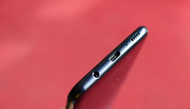 Galaxy M30 sở hữu pin 5.000 mAh hỗ trợ sạc nhanh 15 W qua cổng USB-C. Giắc cắm tai nghe 3,5 mm và loa ngoài được đặt ở cạnh dưới.