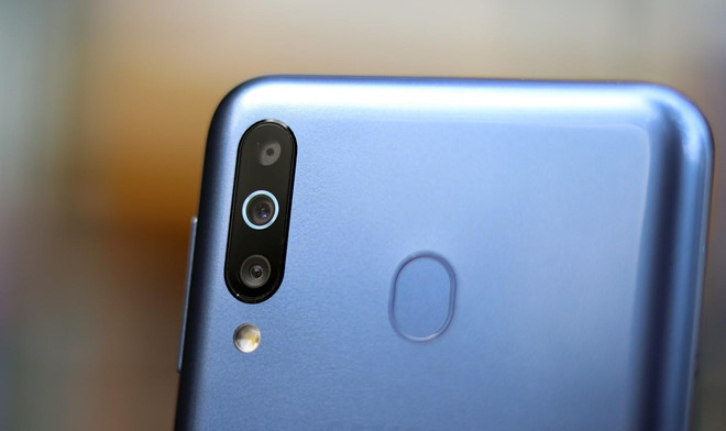 Máy sở hữu hệ thống ba camera sau, bao gồm một camera chính có độ phân giải 13 MP, khẩu độ f/1.9, một camera góc rộng 5 MP, 123 độ và camera chiều sâu có độ phân giải 5 MP.