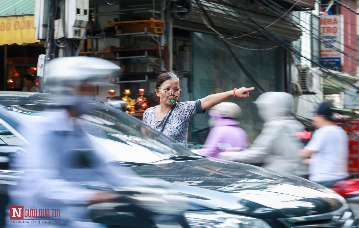 Chính sự nhiệt tình, không nề hà vất vả của bà Thư đã giúp cho tình hình giao thông khu vực trước cổng Bệnh viện Nhi Trung ương được cải thiện hơn rất nhiều.