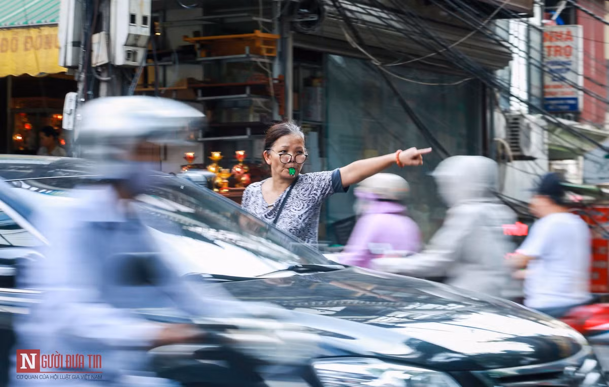 Chính sự nhiệt tình, không nề hà vất vả của bà Thư đã giúp cho tình hình giao thông khu vực trước cổng Bệnh viện Nhi Trung ương được cải thiện hơn rất nhiều.