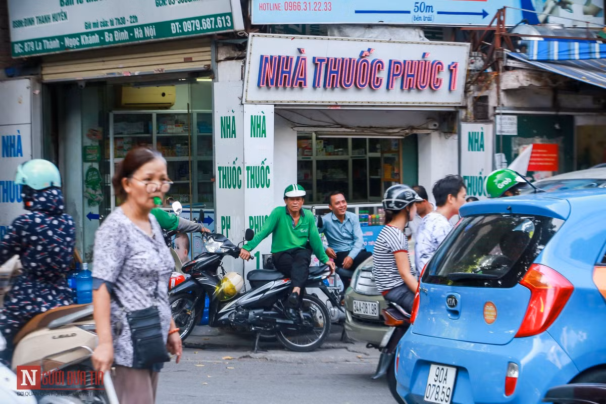 Bà Thư cho biết: "Mấy hôm đầu, thấy tôi đứng giữa đường cầm gậy chỉ chỏ, mọi người sống xung quanh đều thấy lạ. Có người bảo tôi là "ăn cơm nhà vác tù và hàng tổng". Nhiều người đi đường thì ngoái lại cười cợt, nghĩ tôi bị điên. Nhưng về sau mọi người cũng quen dần, đến nay cũng đã gần 1 năm".