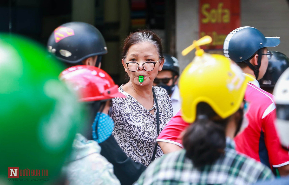 Bỏ qua những lời dị nghị ban đầu, mỗi ngày, dù nắng hay mưa, bà Thư đều đặn tay cầm gậy, miệng ngậm còi, liên tục điều tiết luồng xe qua.