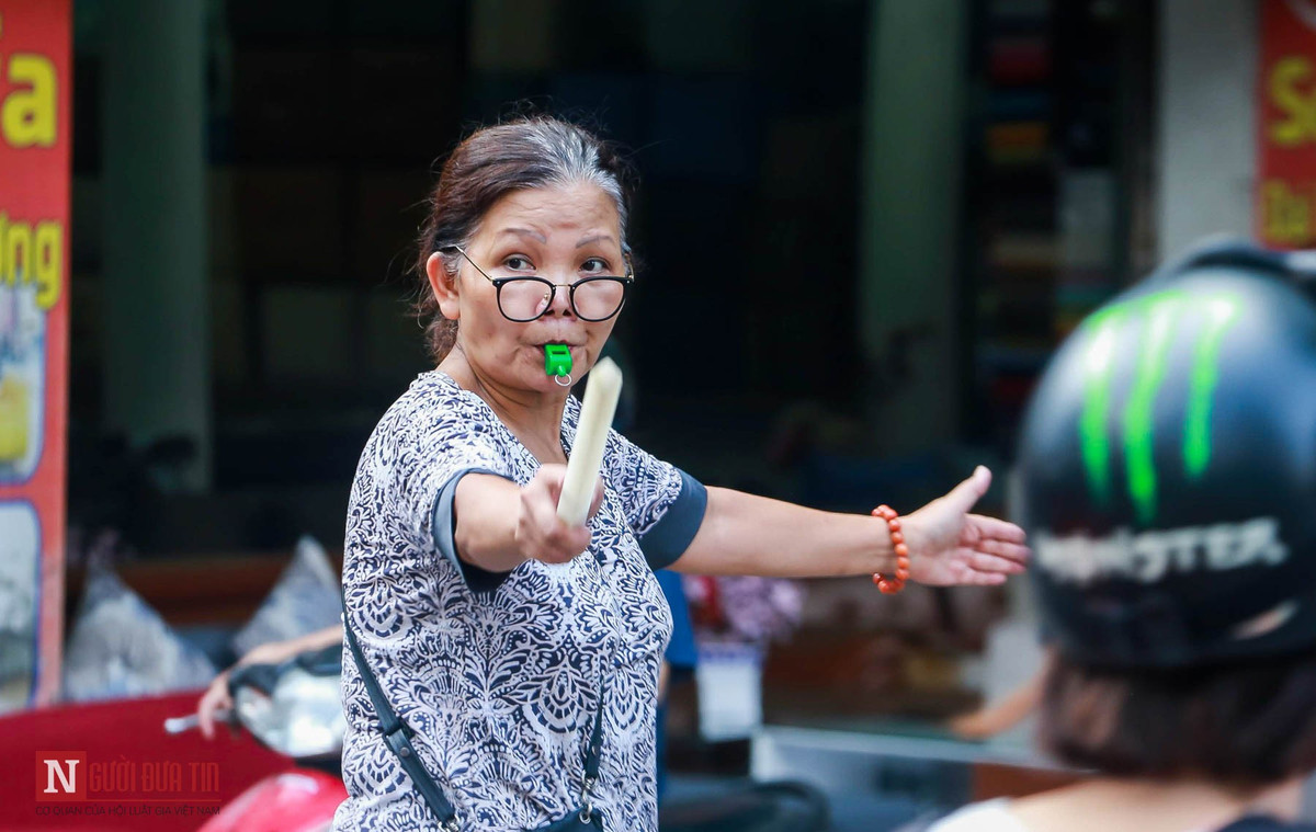 Gần một năm điều tiết giao thông tại khu vực được xem là một trong những trọng điểm ùn tắc của Thủ đô, có những kỷ niệm khiến bà không thể quên. Người nào đi lấn làn, tạt ngang, tạt dọc đầu các xe khác, bà liền nhắc nhở để đi vào lề lối. Bà cho biết không ít lần nhiều người đã đi không đúng phần đường lại quay ra lớn tiếng nhưng vì người dân, vì những bệnh nhân tại viện bà vẫn quyết tâm bám trụ, cố gắng hết sức đảm bảo giao thông cho khu vực này.